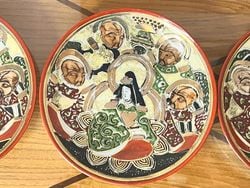 Platillos de porcelana japonesa con diseño en relieve.