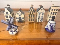 Colección de casas de porcelana holandesa, campana y adorno de molino