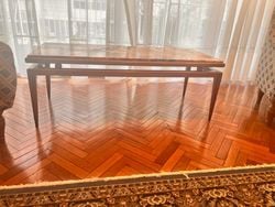 Mesa de madera estilo americano con tapa de mármol