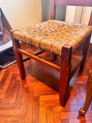 Silla con respaldo y asiento de fibra