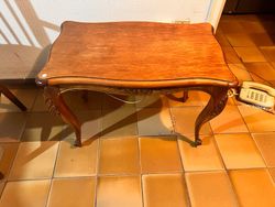 Mesa de madera tallada estilo francés