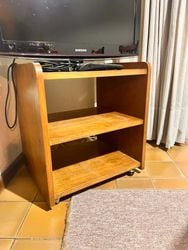 Mesa de televisor de madera con ruedas