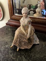 Figura en porcelana Biscuit dama