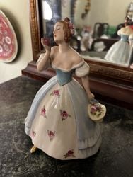 Figura porcelana dama antigua