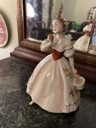 Figura porcelana dama antigua