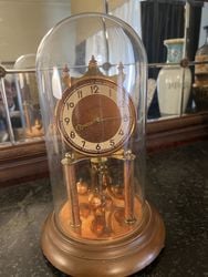 Antiguo reloj de péndulo a cuerda