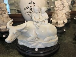 Figura porcelana  blanc de chine cebu con niños