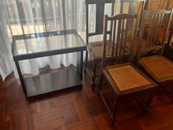 1 mesa baja auxiliar en vidrio y madera