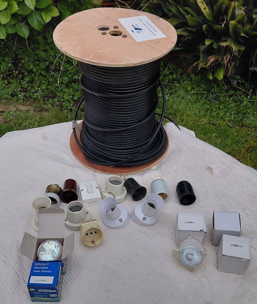 Rollo de Cable Coaxial y Accesorios Eléctricos Varios
