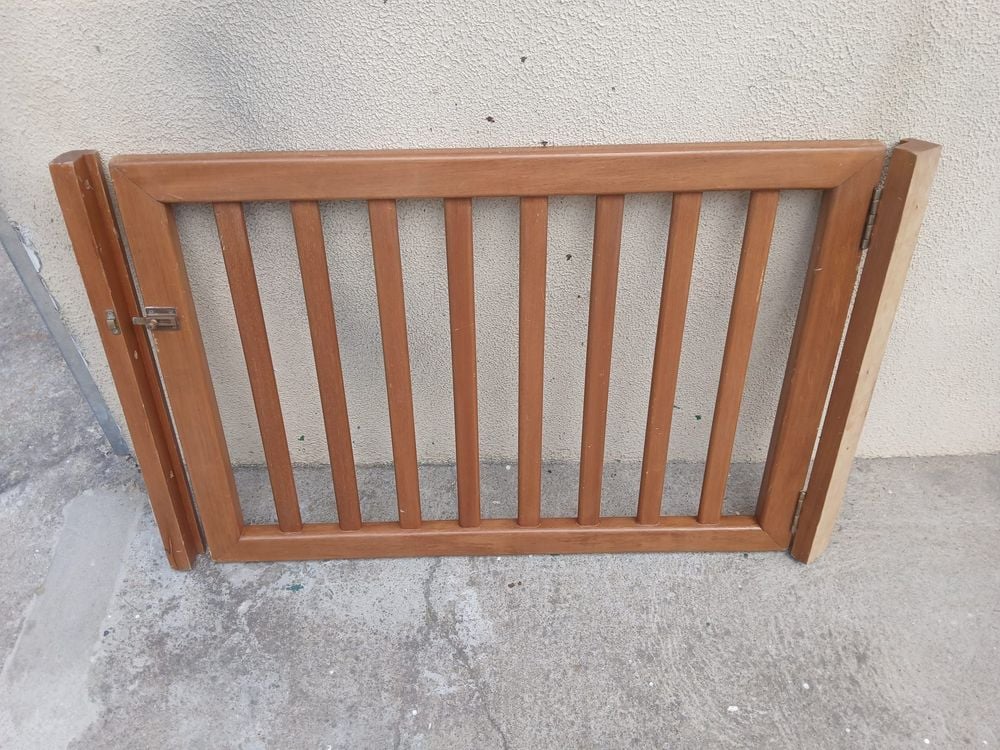 Portón de Madera para Escalera Infantil con Tranca de Bronce