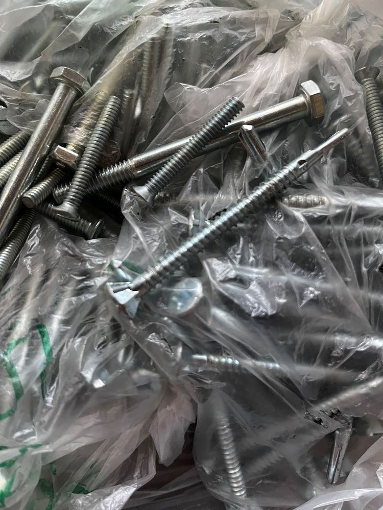 Bolsa con Tornillos Varios de Metal