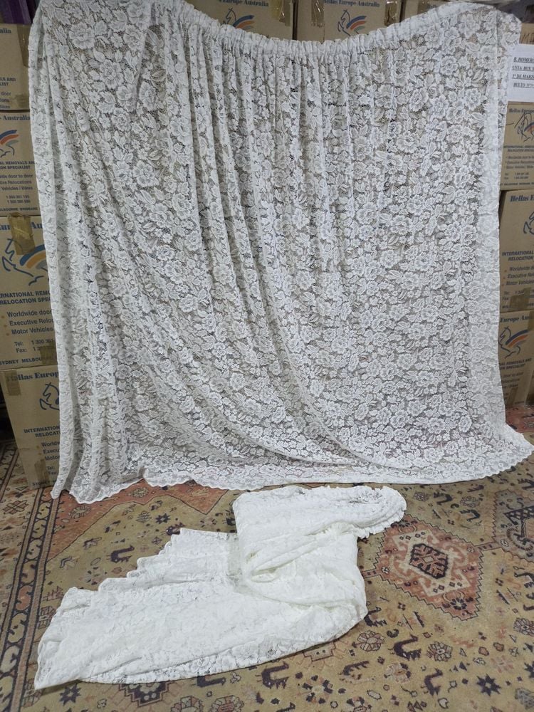 Par de Cortinas de Encaje Blanco con Motivos Florales