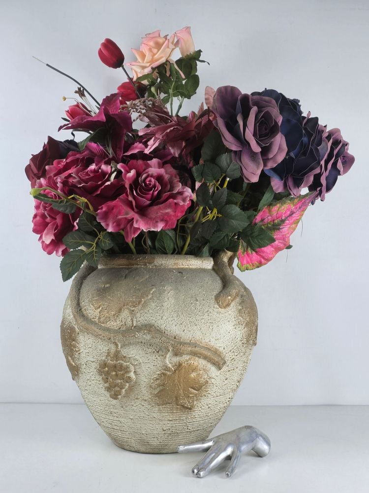 Jarrón Antiguo con Flores Artificiales y Relieves de Hiedra