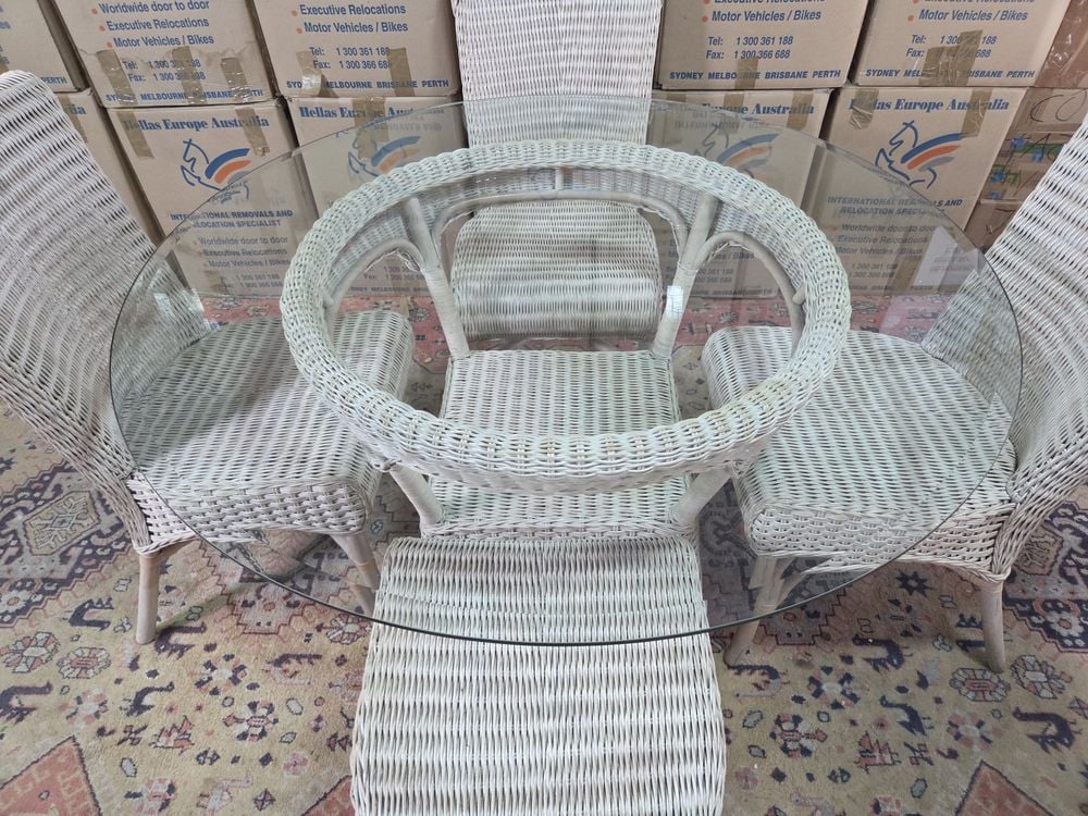 Excepcional juego de comedor en ratán para 4 personas impecable calidad y estado. 130cm de diámetro × 74cm de alto (mesa)