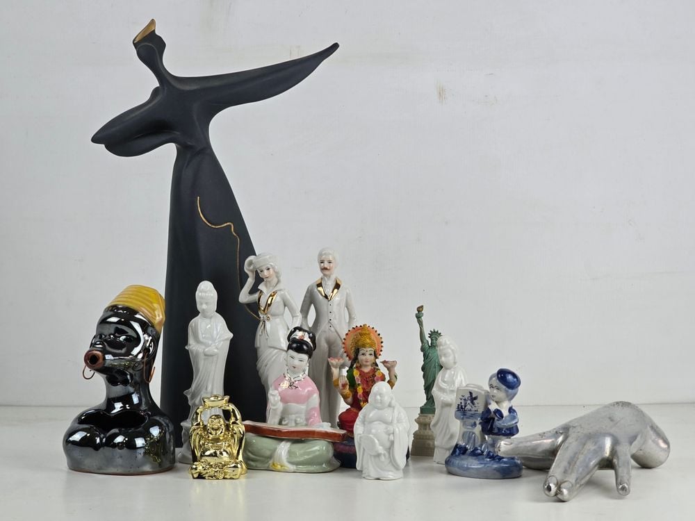 figuras y estatuillas decorativas variadas en porcelana, cerámica y otros materiales, con motivos orientales, budas, pareja de época y escultura abstracta.