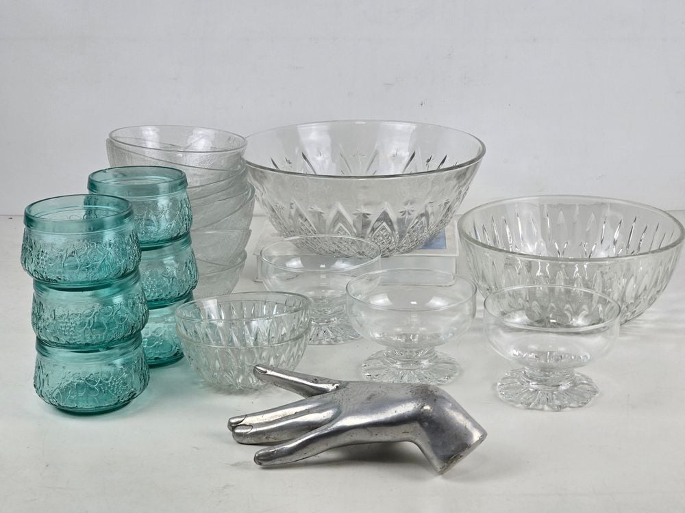bols y compoteras de vidrio y cristal transparente y verde turquesa, con diseños tallados y en relieve, de diversos tamaños