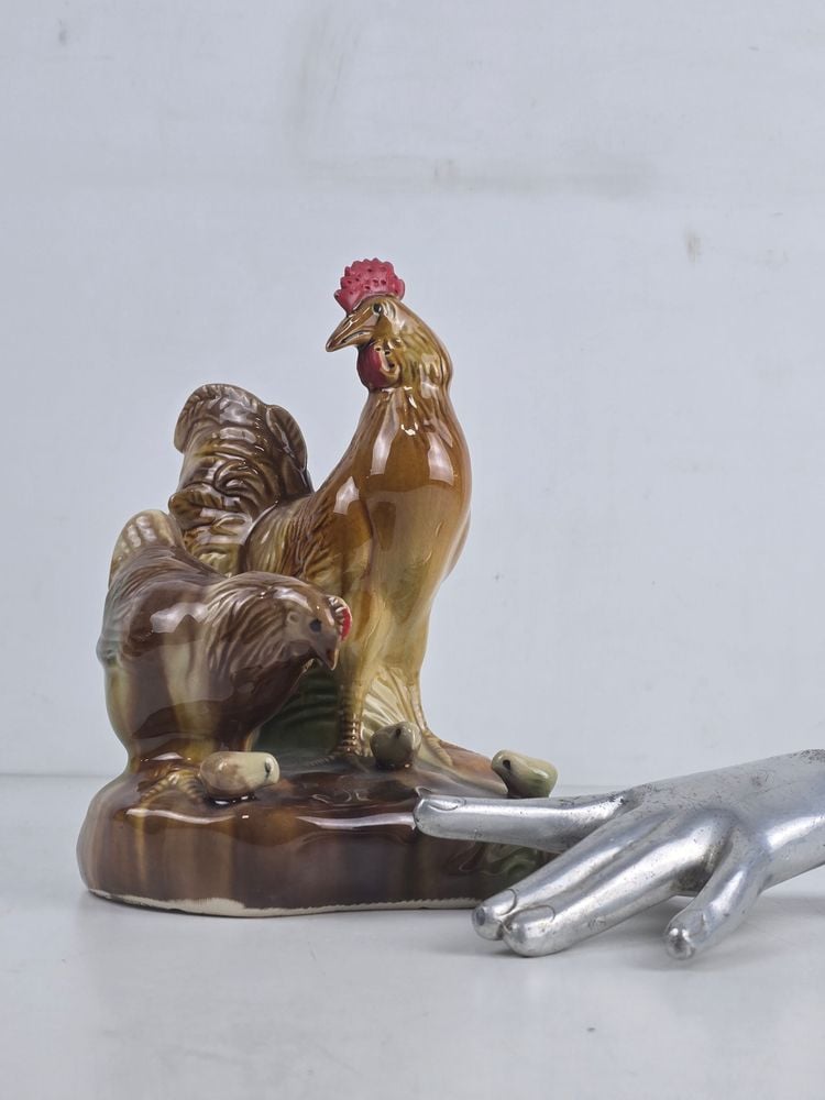 Grupo de cerámica: gallo, gallina y pollitos