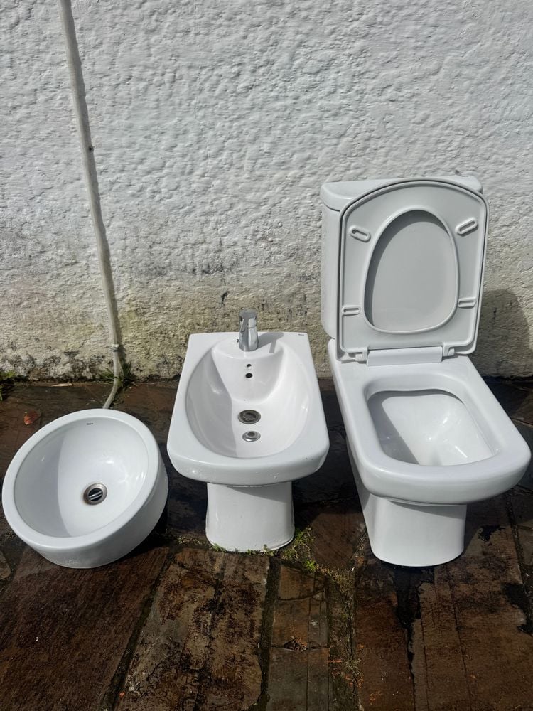 JUEGO DE BAÑO marca ROCA - Inodoro con Mochila + Bidet con griferia RAMON SOLER + Bacha de encimera
