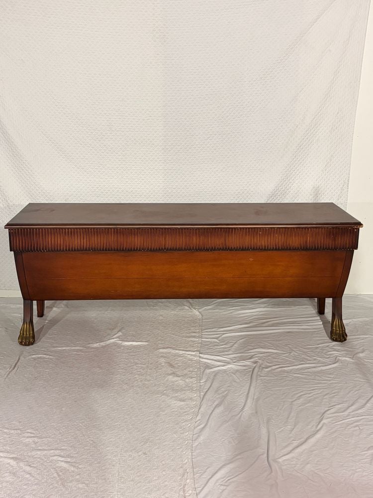 Gran Mostrador/Consola de Madera con Labrados y Patas de León Doradas
