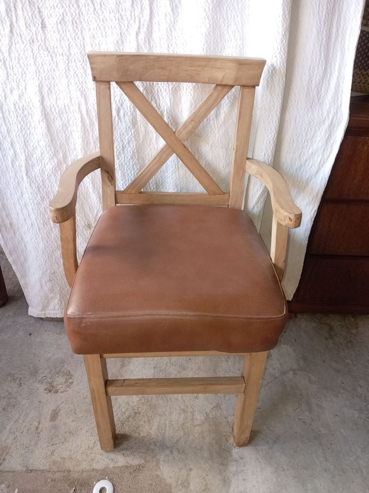 Sillón de Comedor en Pino Brasil con Tapizado de Cuero