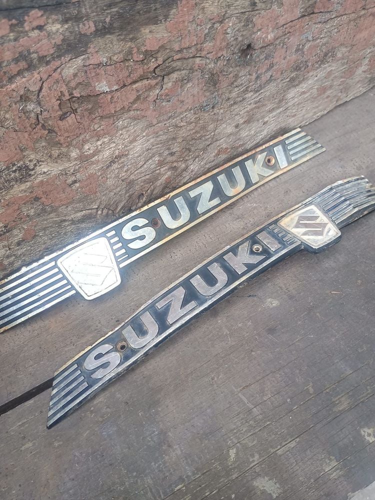 Insignias de Tanque Suzuki para Moto (Par)