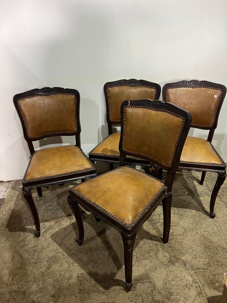 Juego de 4 Sillas Francesas Estilo Luis XV Tapizadas en Cuero Marrón