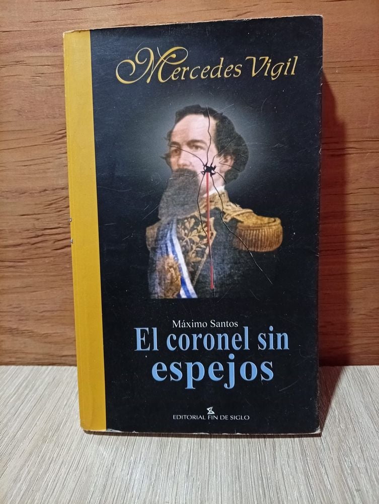 Libro "El coronel sin espejos" de Máximo Santos, por Mercedes Vigil