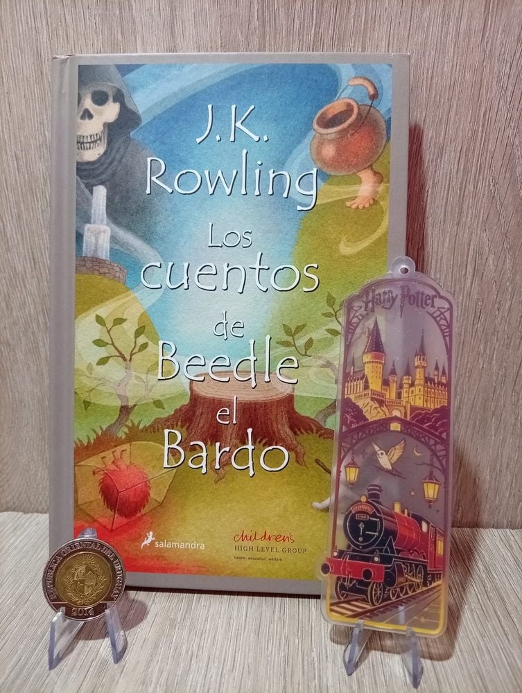 32) Libro de Harry Potter  ( Los Cuentos de Beedle El Bardo ) Más Marcador o Colgante en Acrílico de la Misma Saga