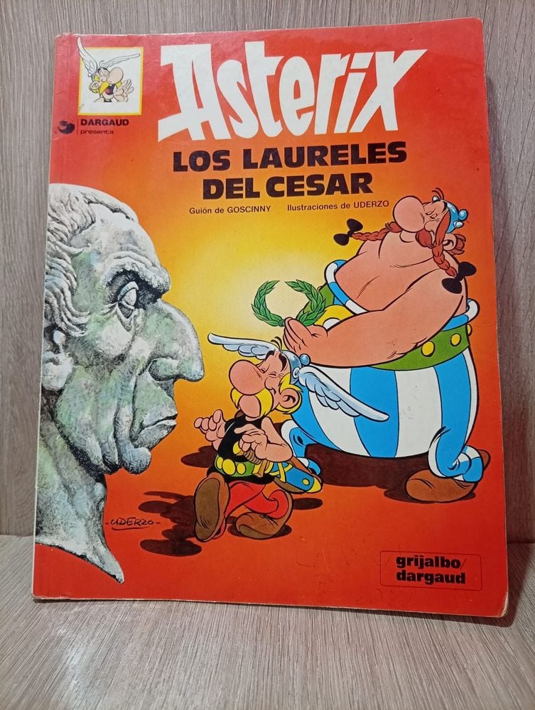 51) Revista de ASTERIX  ( Los Laureles del Cesar) Buen Estado