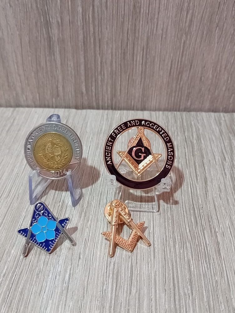 73) Lote de 3 Broches o Pin. En Metal y Esmalte. ( Emblemas de Masonería)