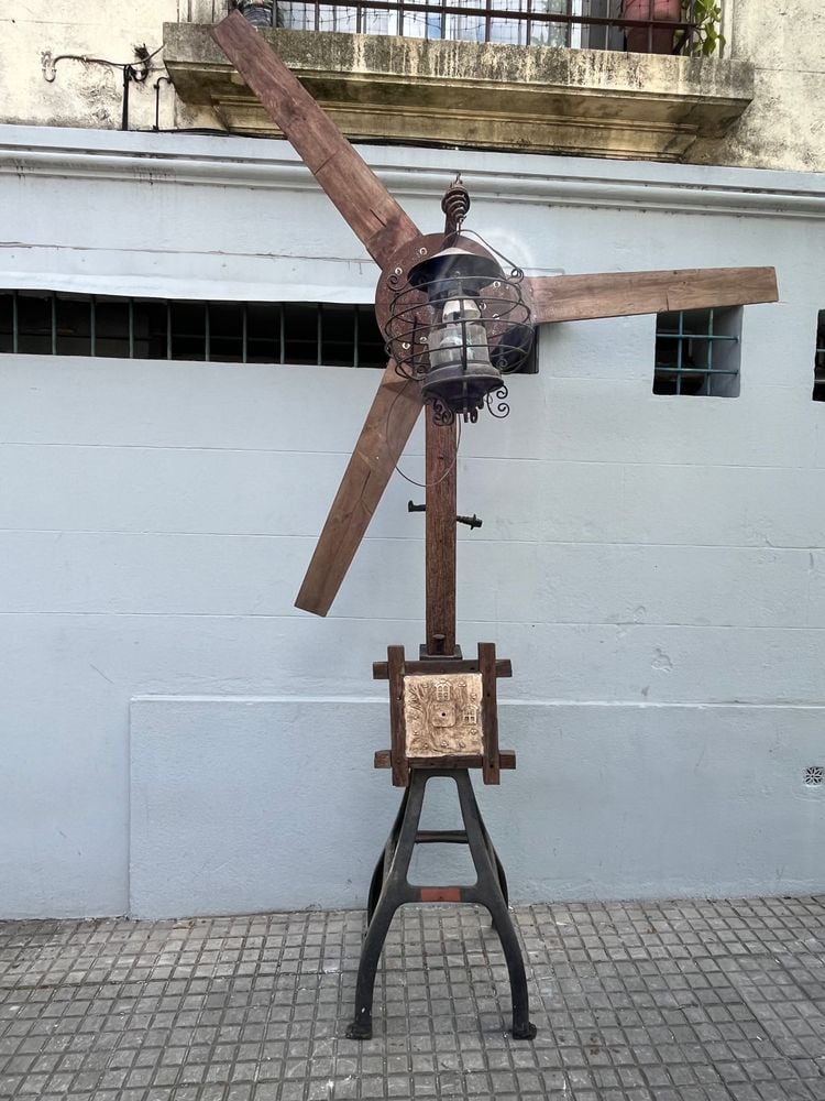 Farol Rústico de Madera y Hierro Fundido con Aspas