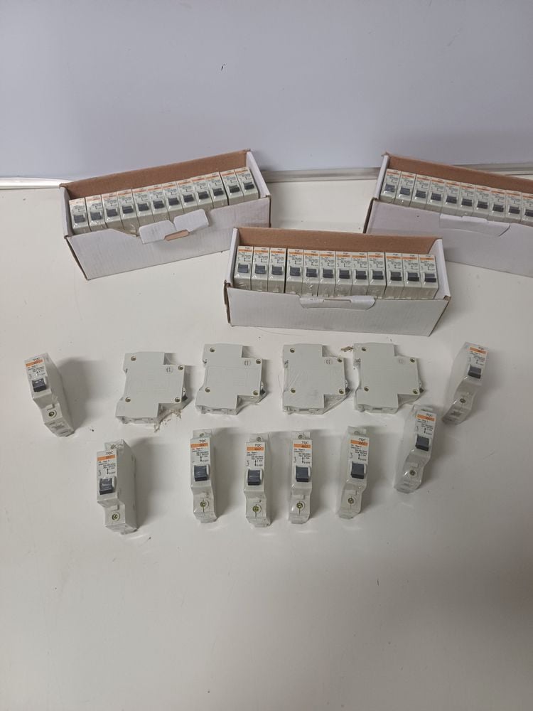 Caja con 12 Llaves Térmicas Unipolares de 3 Amp