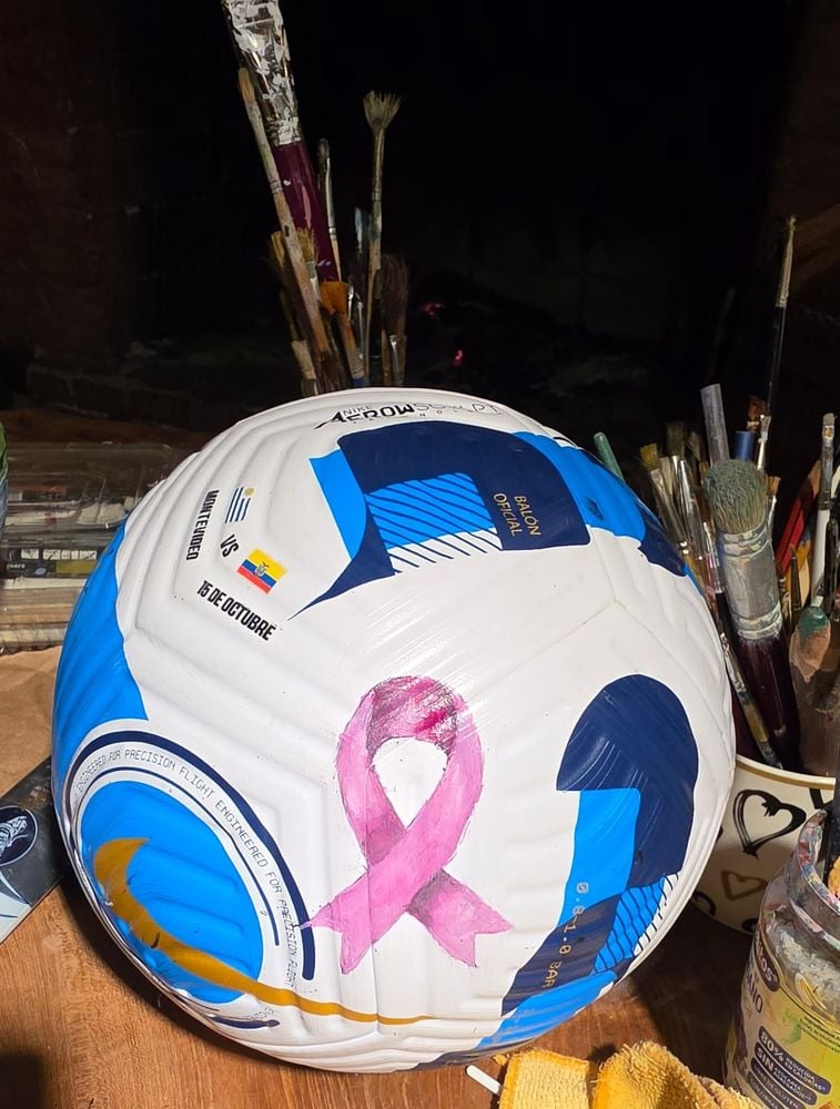 Pelota de Fútbol Intervenida con Cinta Rosa