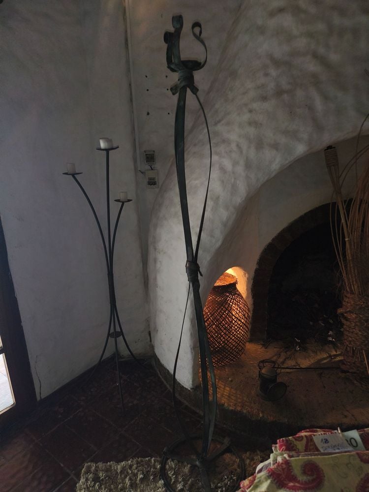 Par de Candelabros de Pie Altos de Hierro Forjado