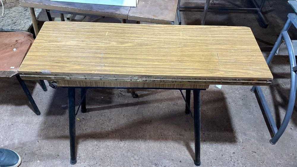 Mesa Extensible de Cerámica y Hierro con Dos Sillas