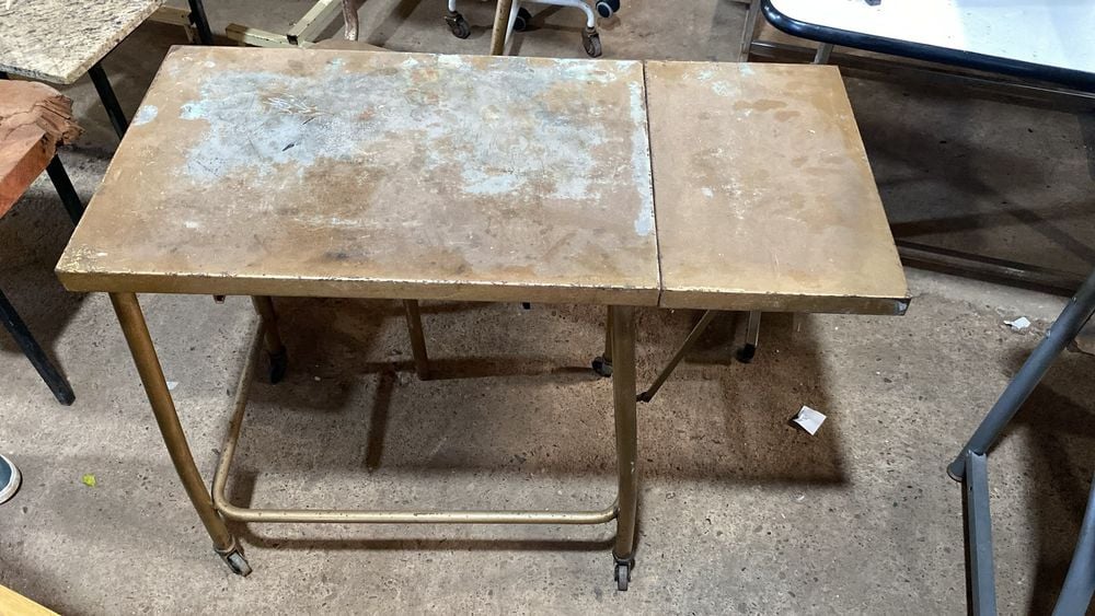 Escritorio Extensible de Hierro con Silla Metálica Dorada