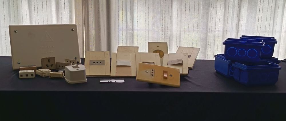 Lote de Cajas de Embutir, Tomas Corrientes, Tapas y Fichas Eléctricas
