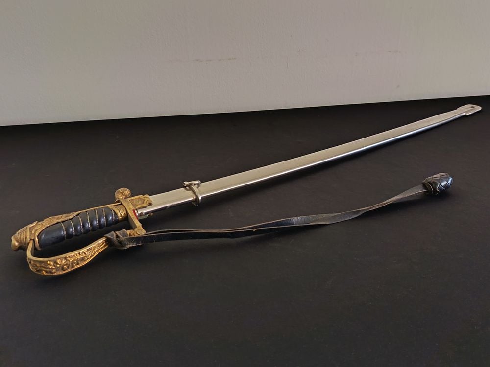 Sable de Oficial Militar Uruguayo Estilo Prusiano con Vaina y Dragona