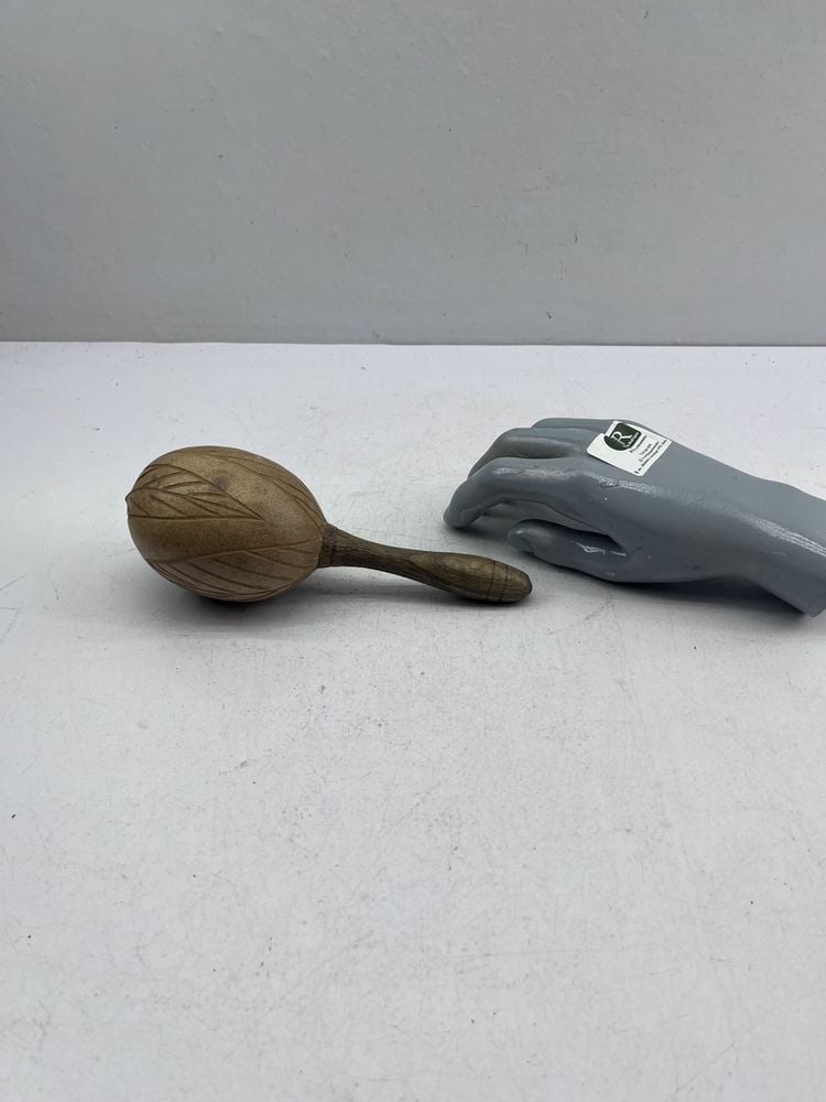 Maraca Artesanal de Madera con Diseño Tallado