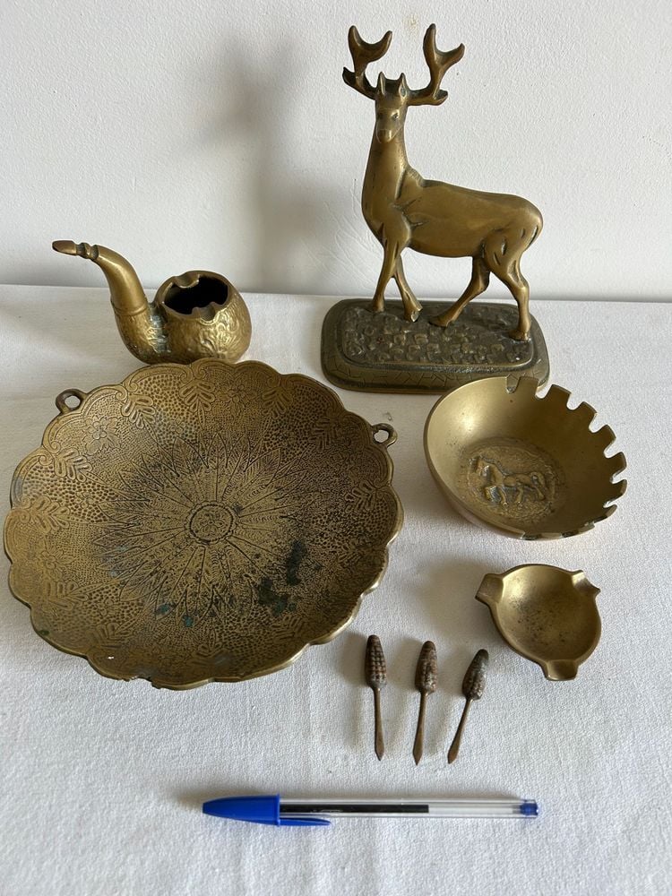 Lote de Adornos de Bronce Macizo: Ciervo, Cenicero Pipa y Bandeja Decorada