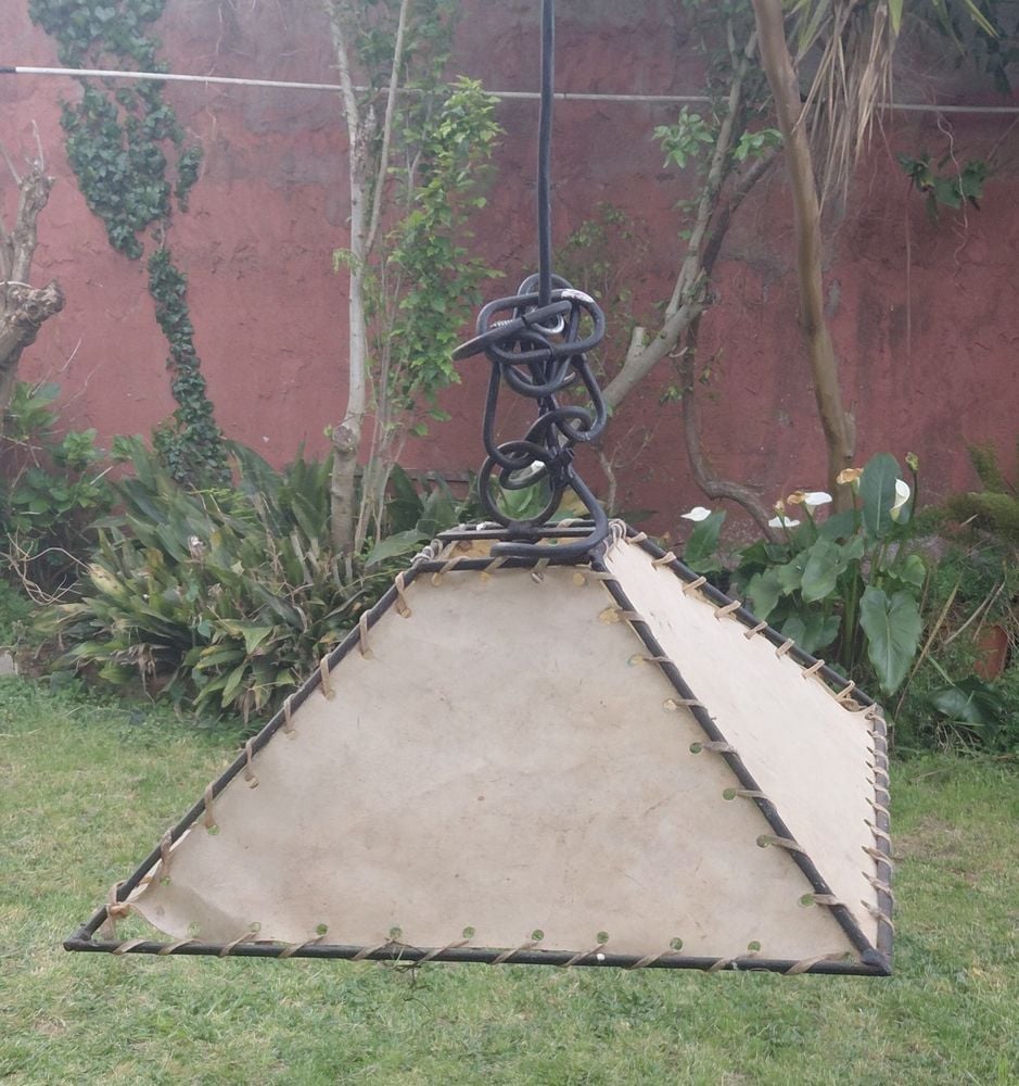 Lámpara de Techo Triangular de Cuero y Metal