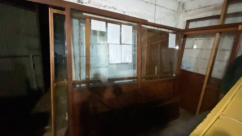 Dos Mamparas de Madera y Vidrio