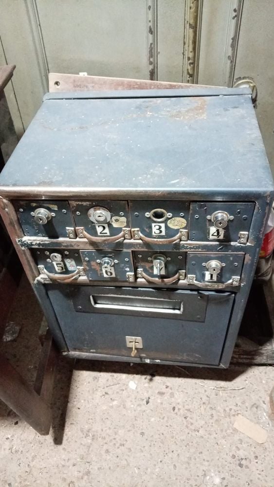Caja Fuerte Antigua con 8 Cajones y Compartimento Central