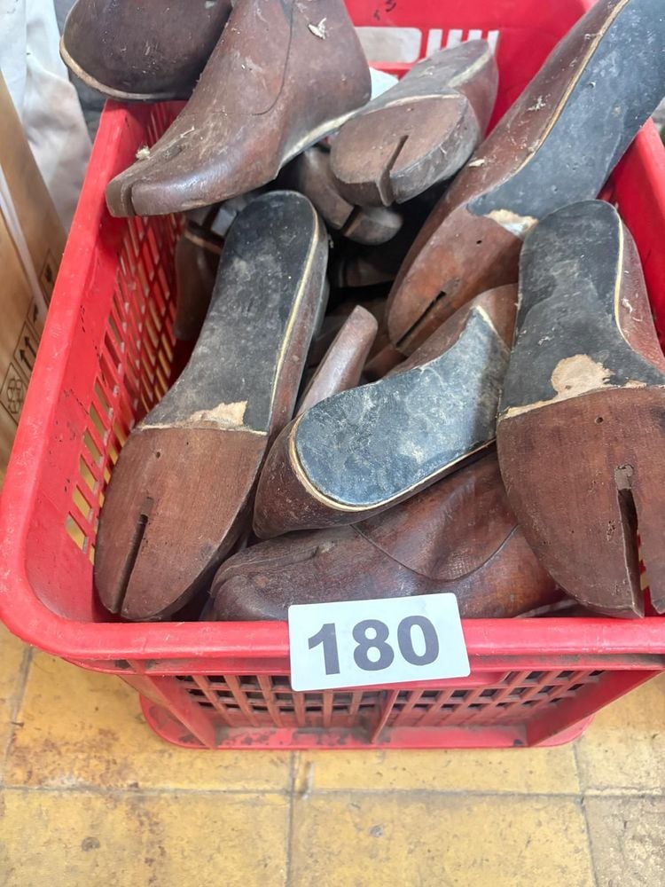 Lote de 30 Hormas Antiguas para Calzado en Madera