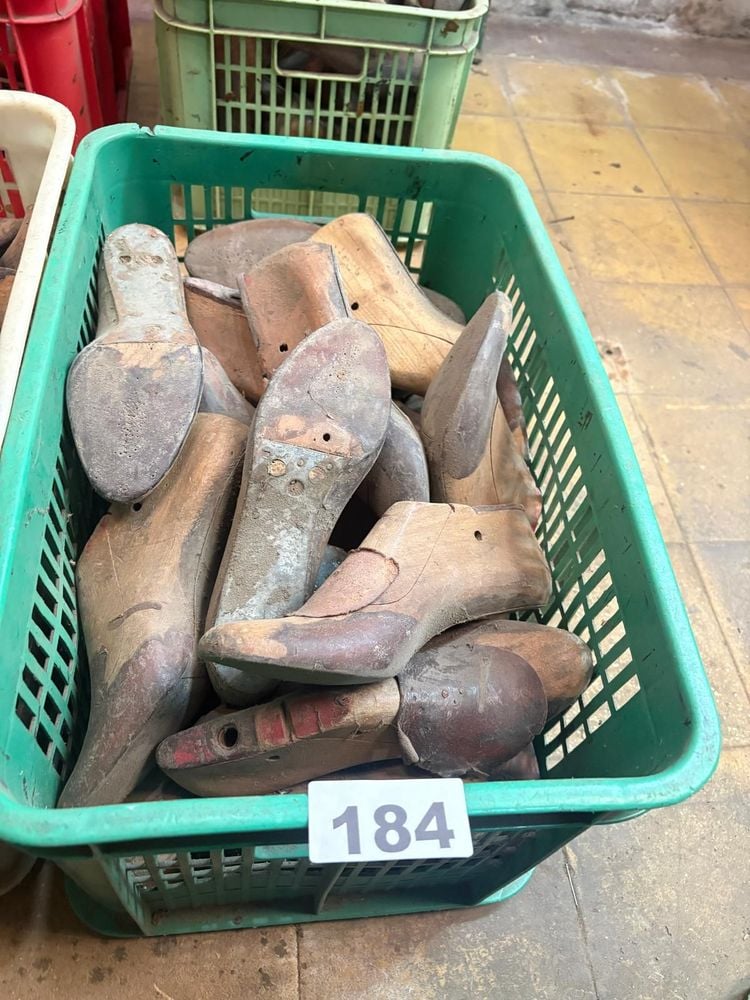 Lote de 28 Hormas Antiguas para Calzado en Madera