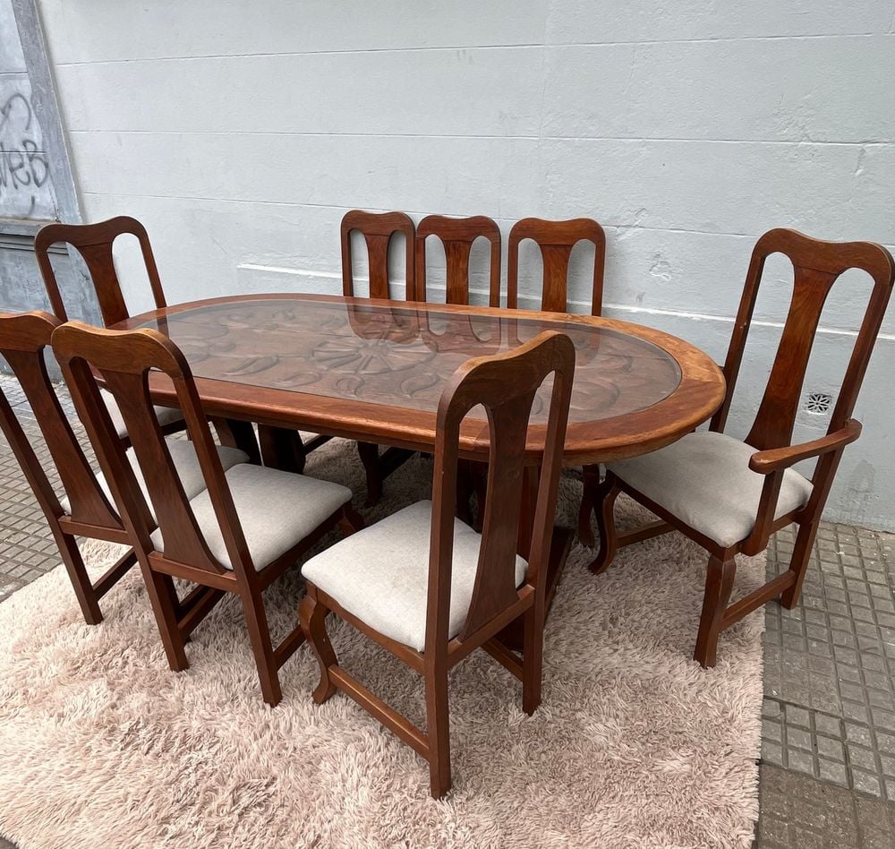 Juego de Comedor: Mesa Oval de Madera Tallada con Tapa de Vidrio y 8 Sillas