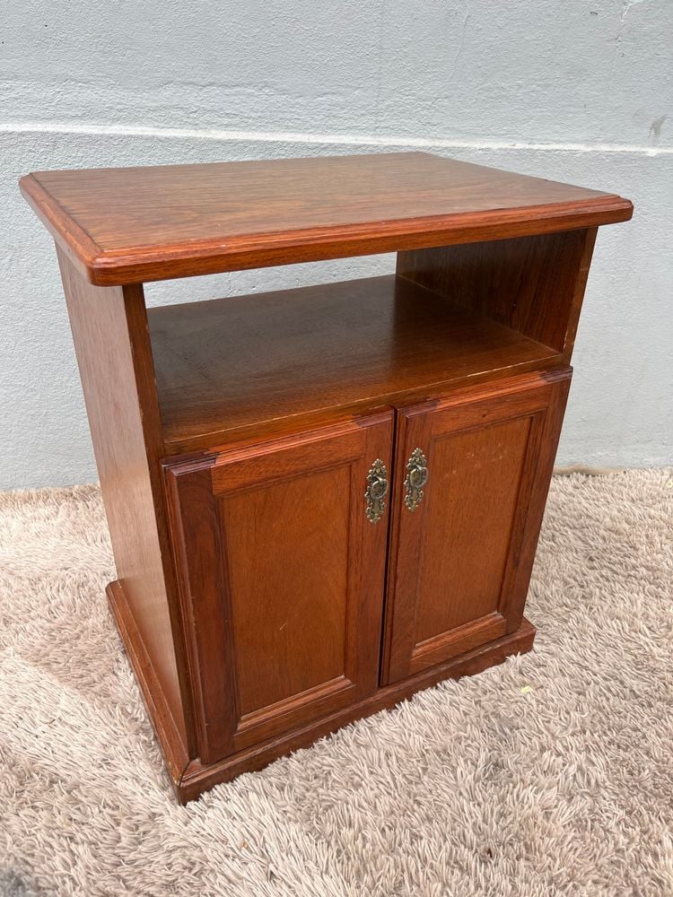 Mesa de TV Rodante en Cerejeira con Puertas y Estante