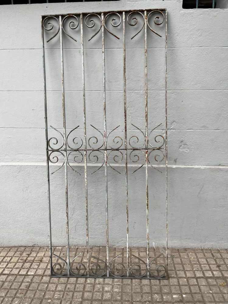 Reja Rectangular de Hierro Forjado con Diseño Ornamental