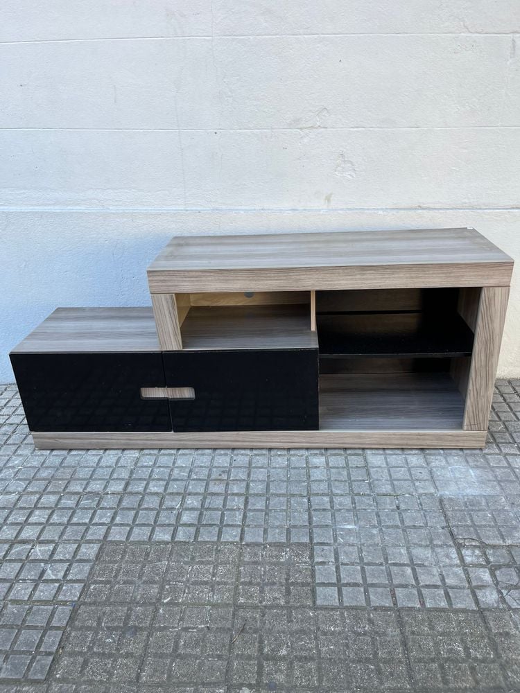 Rack de MDF Gris con Puerta Negra y Ruedas