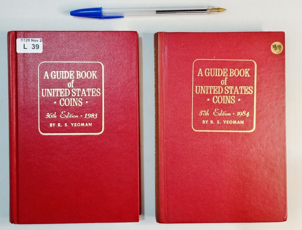2 Catálogo en tapa dura, en inglés: A GUIDE BOOK OF UNITED STATES COINS, de R. S. Yeoman, ediciones 36ª (1983) y 37ª (1984)